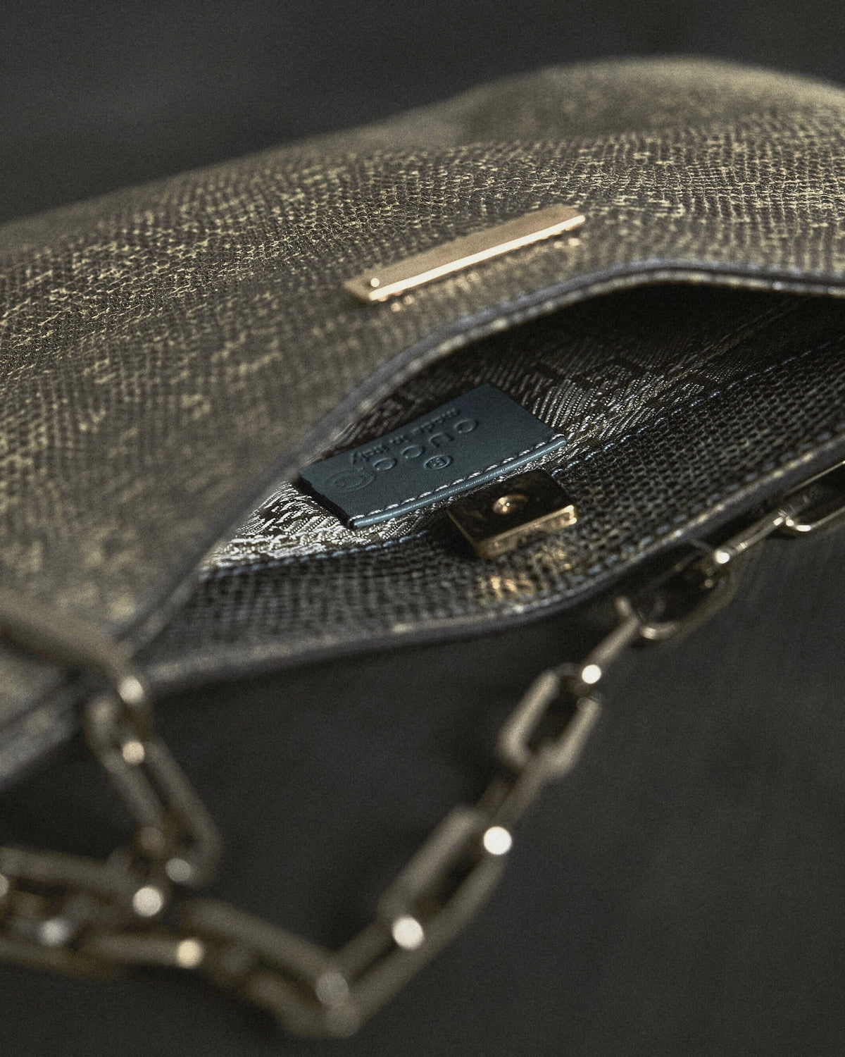 Gucci chain shoulder bag – opening with interior tag