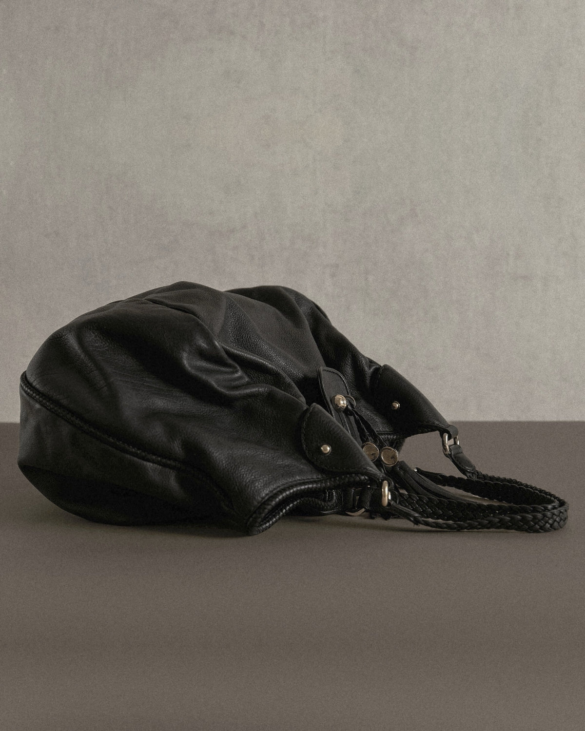 Gucci Marrakech Hobo, black leather – lying on its side